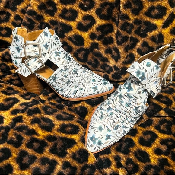 Gianni Bini Floral Women's Heeled bootie Sandals - Picture 2 of 8